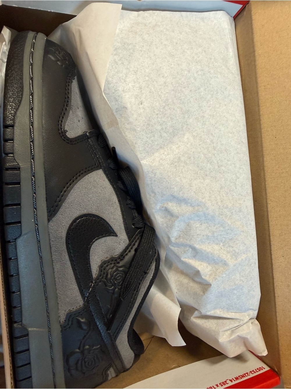 Nike Dunk Low SE in Black Roses - Picture 3 of 4